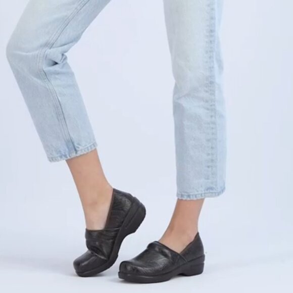 CUSHIONAIRE Clair Vegan Tooled Leather Comfort Clogs Women Brown 🆕📦🏃 💨⚡🚚 - Picture 1 of 15